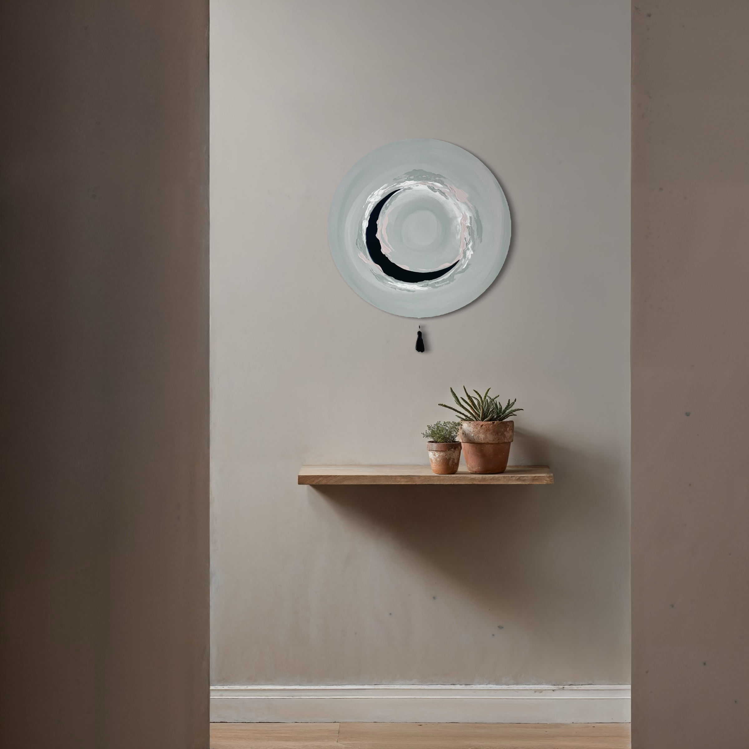 Das Kunstwerk "natural circle". Moderne Wabi Sabi Kunst mit daoistischer Seele von Nadine Elsner. 60cm im Durchmesser. Weiche grau grün Töne mit weichem Kunstleder im Halbkreis in der Mitte. Sanfter Abschluss mit einer schwarzen Quaste. Das Bild ergänzt ein offenen Raum und bringt ein Gefühl von Geborgenheit in Weite. Vom natürlichen Fluss der Natur.