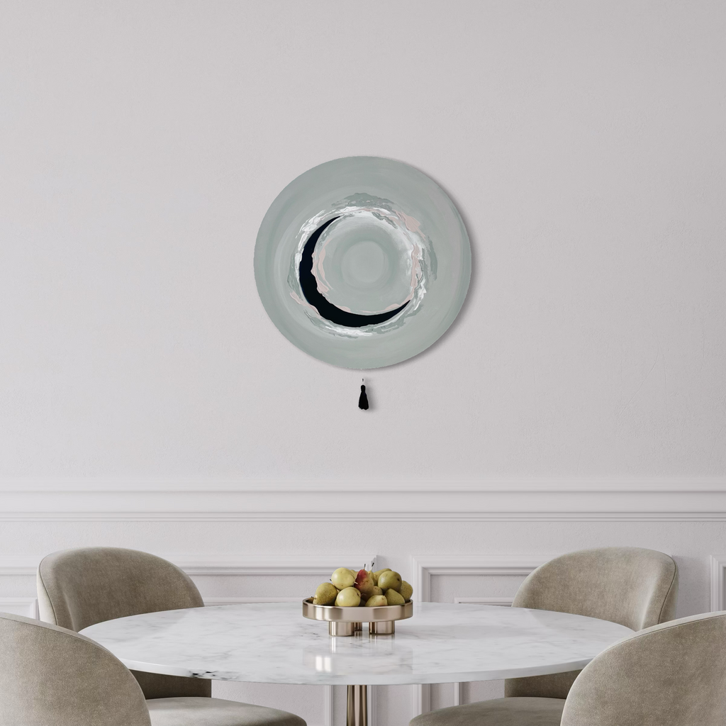 Das Kunstwerk "natural circle". Moderne Wabi Sabi Kunst mit daoistischer Seele von Nadine Elsner. 60cm im Durchmesser. Weiche graugrün Töne mit weichem Kunstleder im Halbkreis in der Mitte des Bildes. Sanfter Abschluss mit einer schwarzen Quaste. Das Bild ergänzt ein Esszimmer und bringt eine natürliche, weiche und lebendige Atmosphäre.