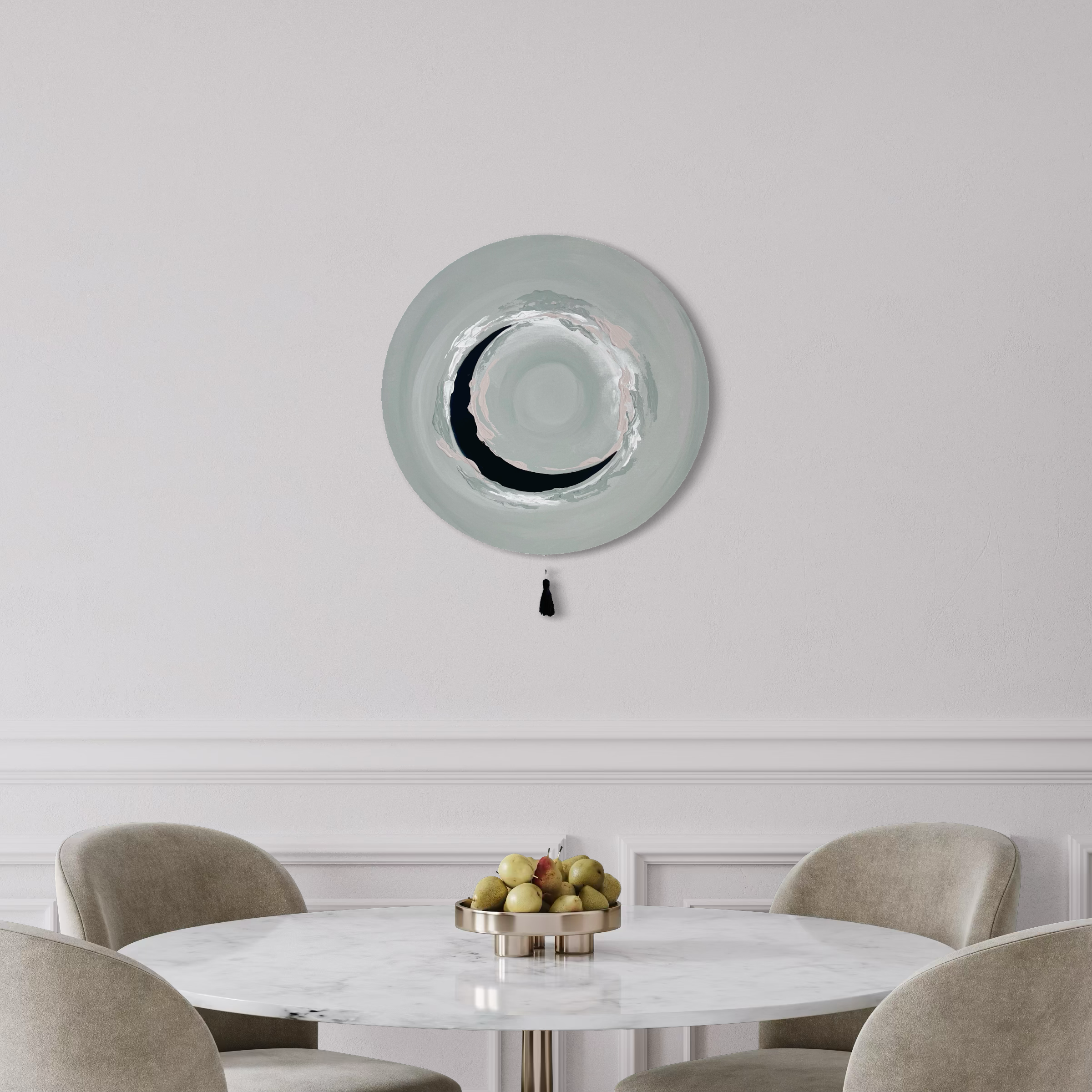 Das Kunstwerk "natural circle". Moderne Wabi Sabi Kunst mit daoistischer Seele von Nadine Elsner. 60cm im Durchmesser. Weiche graugrün Töne mit weichem Kunstleder im Halbkreis in der Mitte des Bildes. Sanfter Abschluss mit einer schwarzen Quaste. Das Bild ergänzt ein Esszimmer und bringt eine natürliche, weiche und lebendige Atmosphäre.