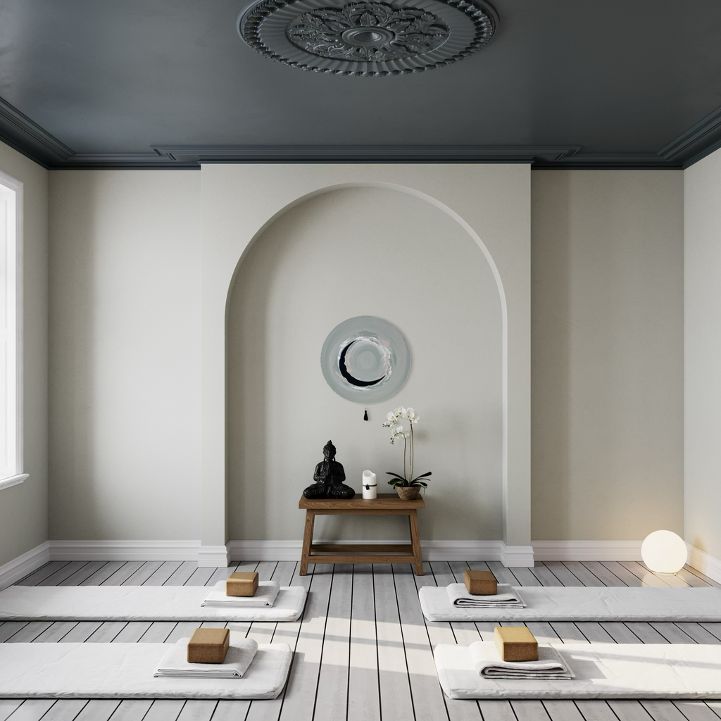 Das Kunstwerk "natural circle". Moderne Wabi Sabi Kunst mit daoistischer Seele von Nadine Elsner. 60cm im Durchmesser. Weiche graugrün Töne mit weichem Kunstleder im Halbkreis. Sanfter Abschluss mit einer schwarzen Quaste. Das Bild bildet den Mittelpunkt eines Yogastudios. Es bringt eine sehr sanfte, zyklische, lebendige Stimmung. Wie die Abfolgen im Yoga, in sich geschlossen und sehr lebendig.