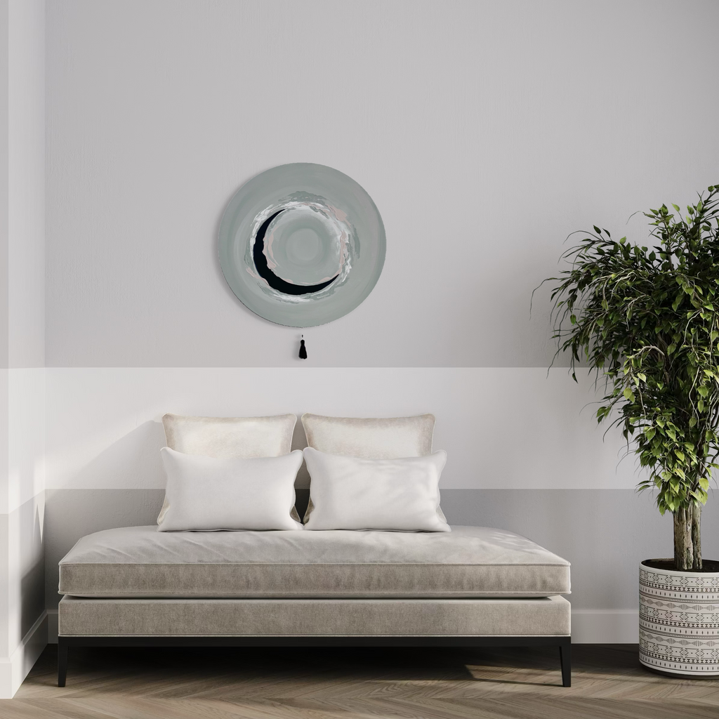 Das Kunstwerk "natural circle". Moderne Wabi Sabi Kunst mit daoistischer Seele von Nadine Elsner. 60cm im Durchmesser. Weiche graugrün, weiß und nude Töne mit weichem Kunstleder im Halbkreis. Sanfter Abschluss mit einer schwarzen Quaste. Das Bild ergänzt einen Raum mit seiner Natürlichkeit. Wie ein frischer Atemzug im Wald.