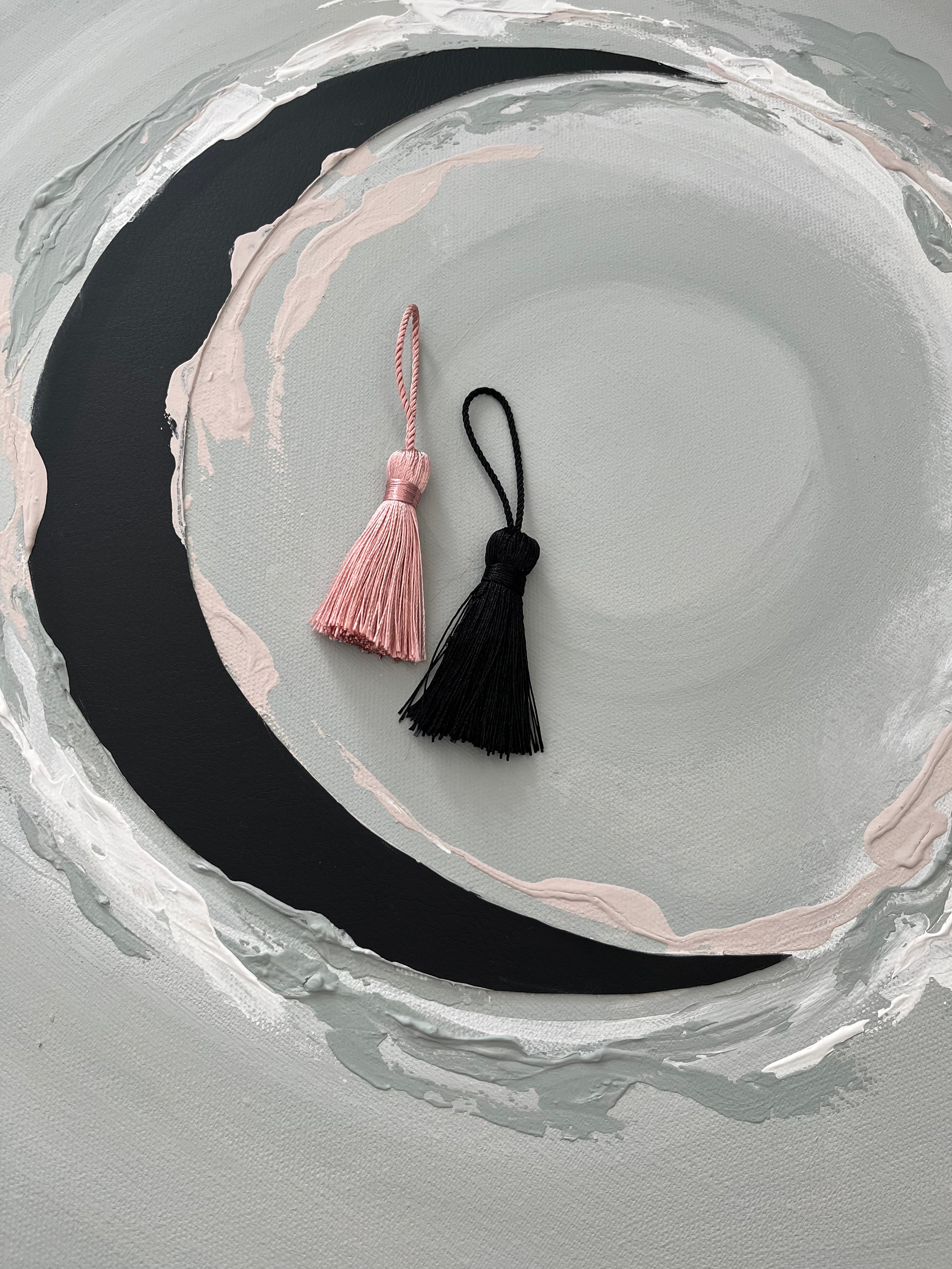 Das Kunstwerk "natural circle". Moderne Wabi Sabi Kunst mit daoistischer Seele von Nadine Elsner. 60cm im Durchmesser. Weiche graugrün, weiß und nude Töne mit weichem Kunstleder im Halbkreis. Sanfter Abschluss mit einer schwarzen kleinen Quaste. 