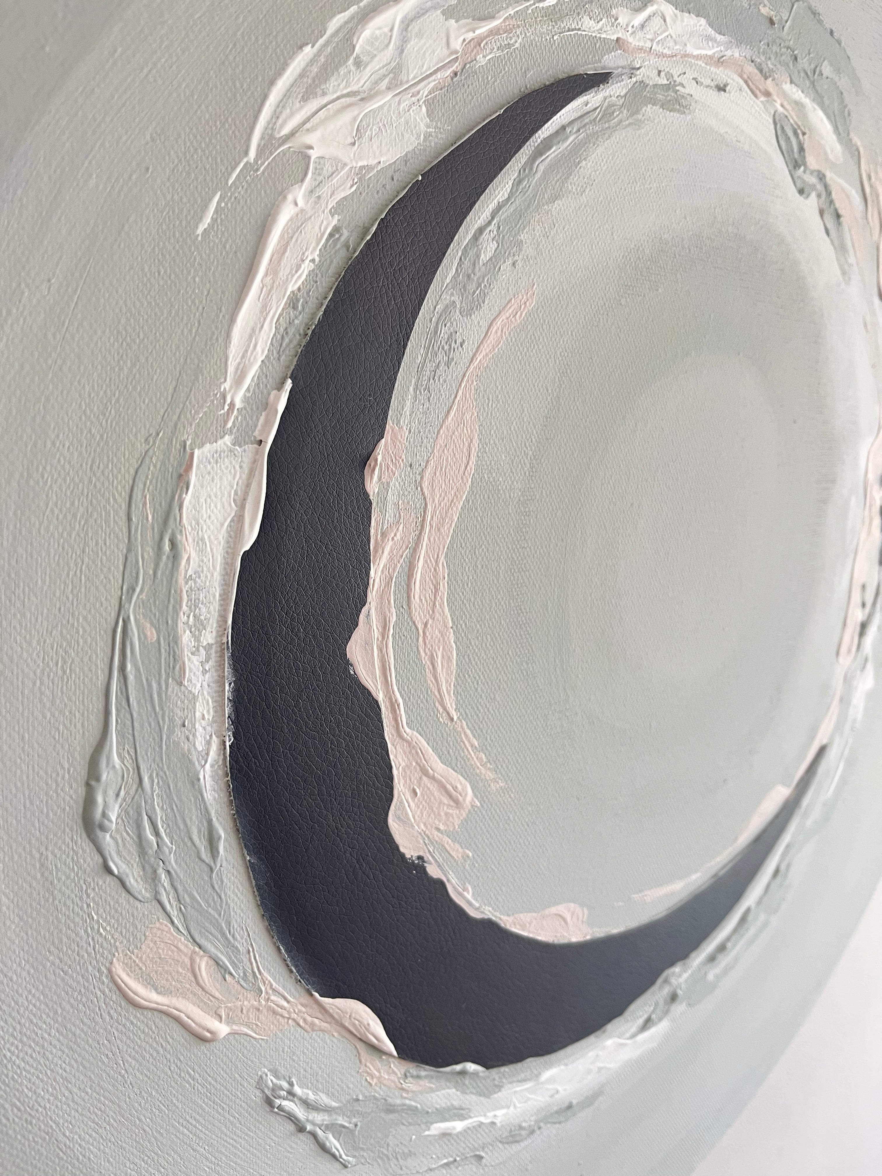 Licht seitliche Nahaufnahme des Werkes. Des Halbkreises aus Kunstleder und der formgebenden, kreisförmig angelegten dickeren Farbaufträgen.