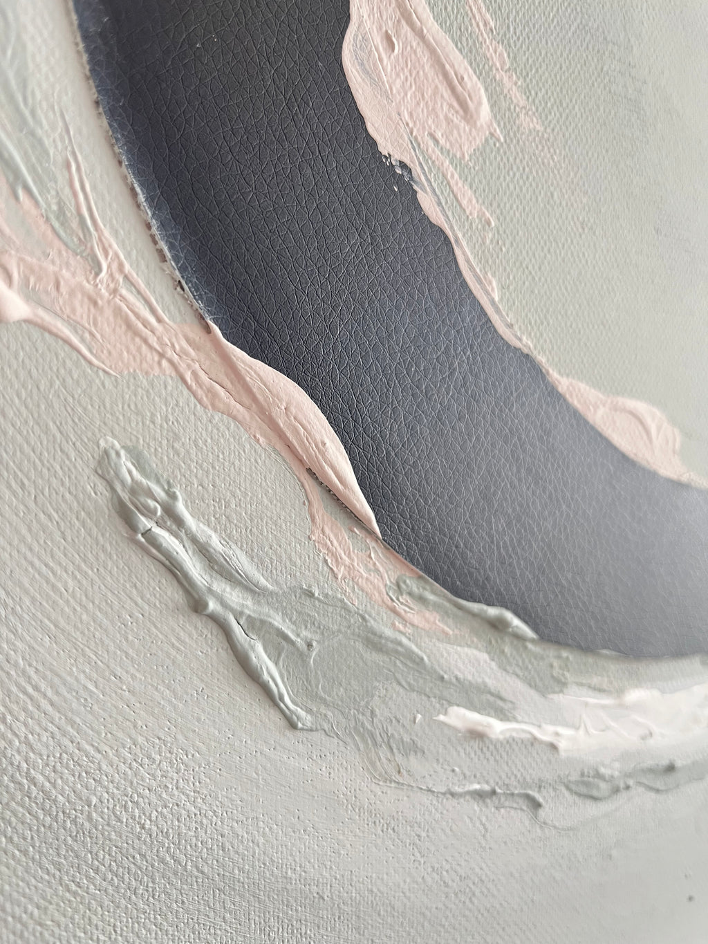 Nahaufnahme eines Teils des weichen aber strukturierten Kunstleders. Darum sind dickere Farbaufträge in hellem minigrün und einem nude Ton zu erkennen. Außerdem leichte lebendige Risse der dicker aufgetragenen Farbe.