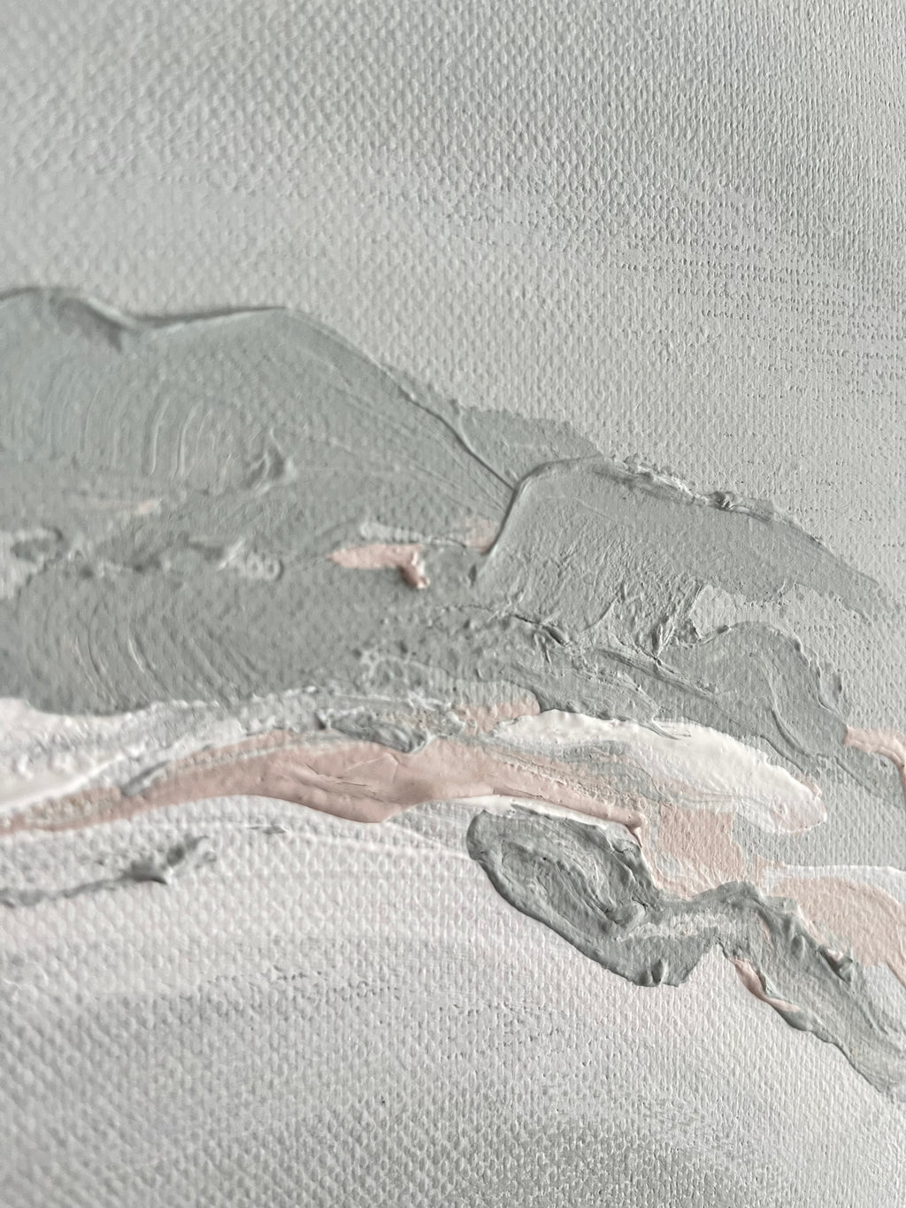 Detailaufnahme des Farbauftrages. Gespachtelt dunkleres grau grün und leicht weiß und nude.