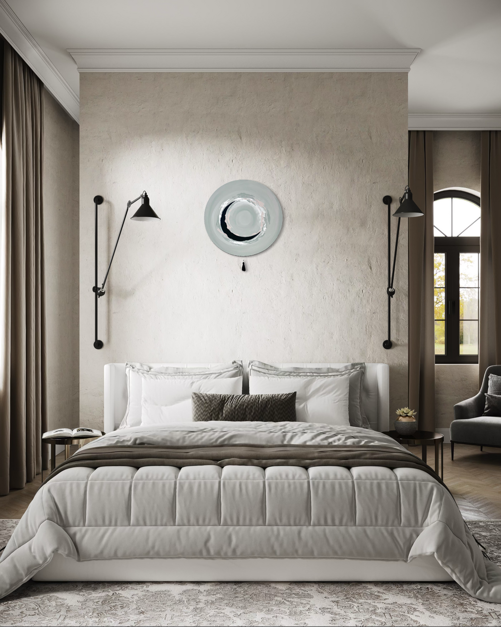 Raumaufnahme des Werkes. Das Werk hängt mittig über einem Bett in einem offenen, hellen Schlafzimmer. Alles ist in hellen und dunkleren Tönen, vorwiegend erdig gehalten. Dadurch gibt das Werk einen sehr schönen, zarten und passenden farblichen Sichtpunkt im Raum.