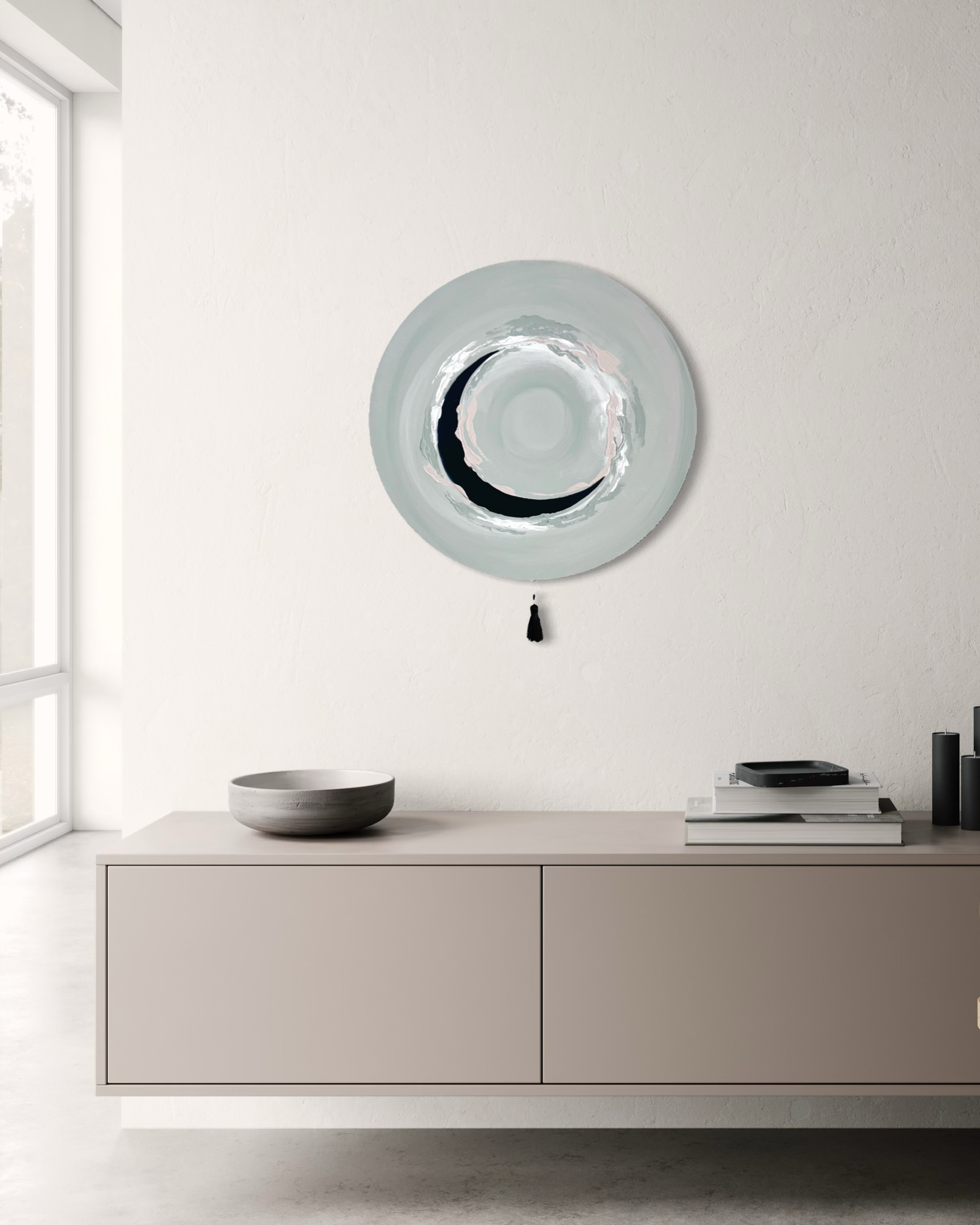 Das Werk hängt über einem nudefarbenen schwebenden Sideboard. Der Raum ist hell. Die Deko dunkel. Im Kontrast und farblich ergibt alles ein sehr harmonisches Bild. 