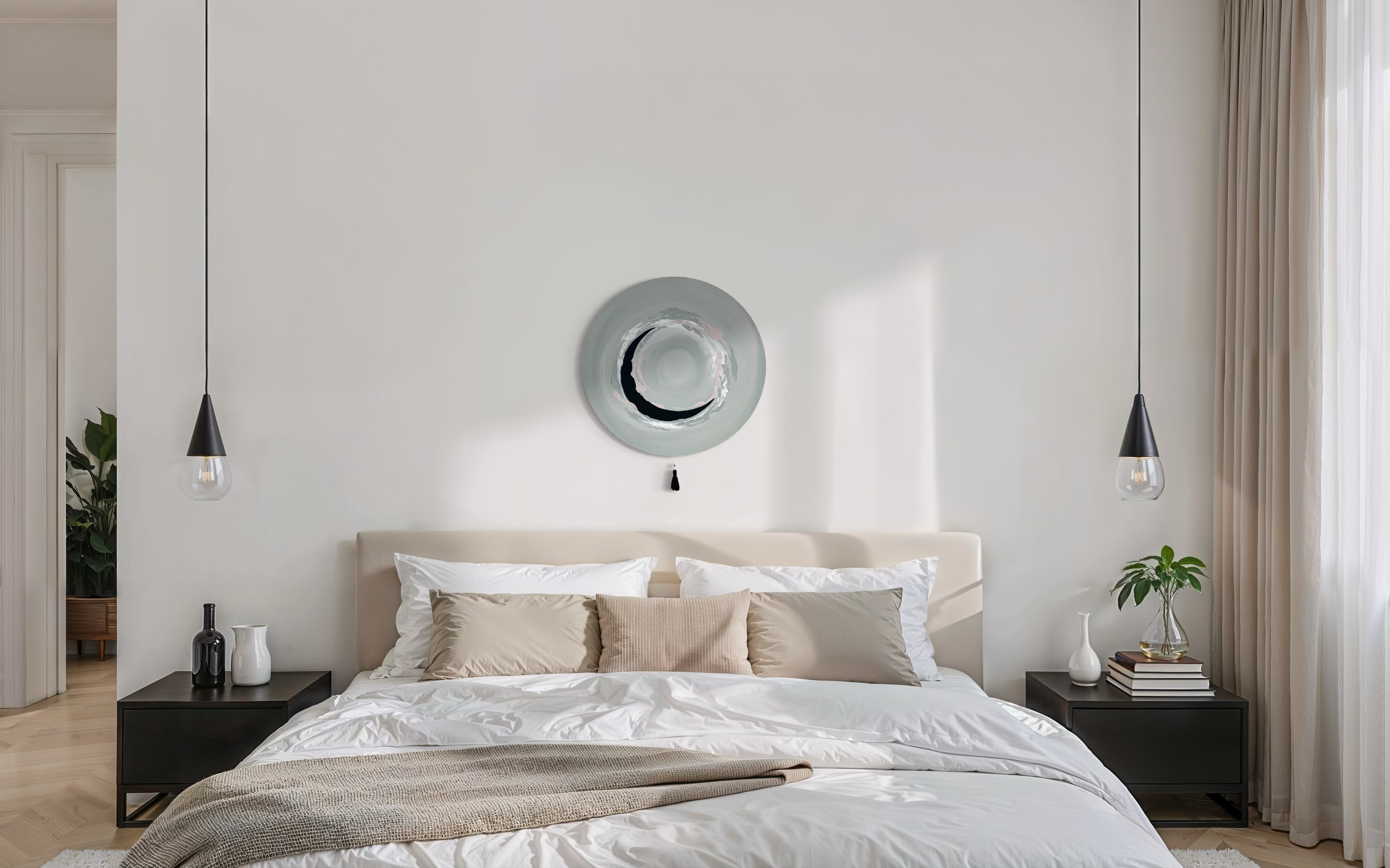 Das Werk hängt in einem hellen offenen Schlafzimmer. Alles ist in weiß und beige gehalten. Zarte Kontraste durch kleine, wenige dunkle Möbel und dem Werk mit seinen grün Tönen und dem schwarzen Halbkreis. 