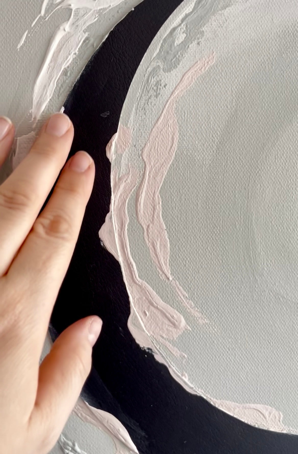 Kunstwerk natural circle Nadine Elsner modern Wabi Sabi Art. Detailfoto der Berührung des schwarzen Kunstleders. 