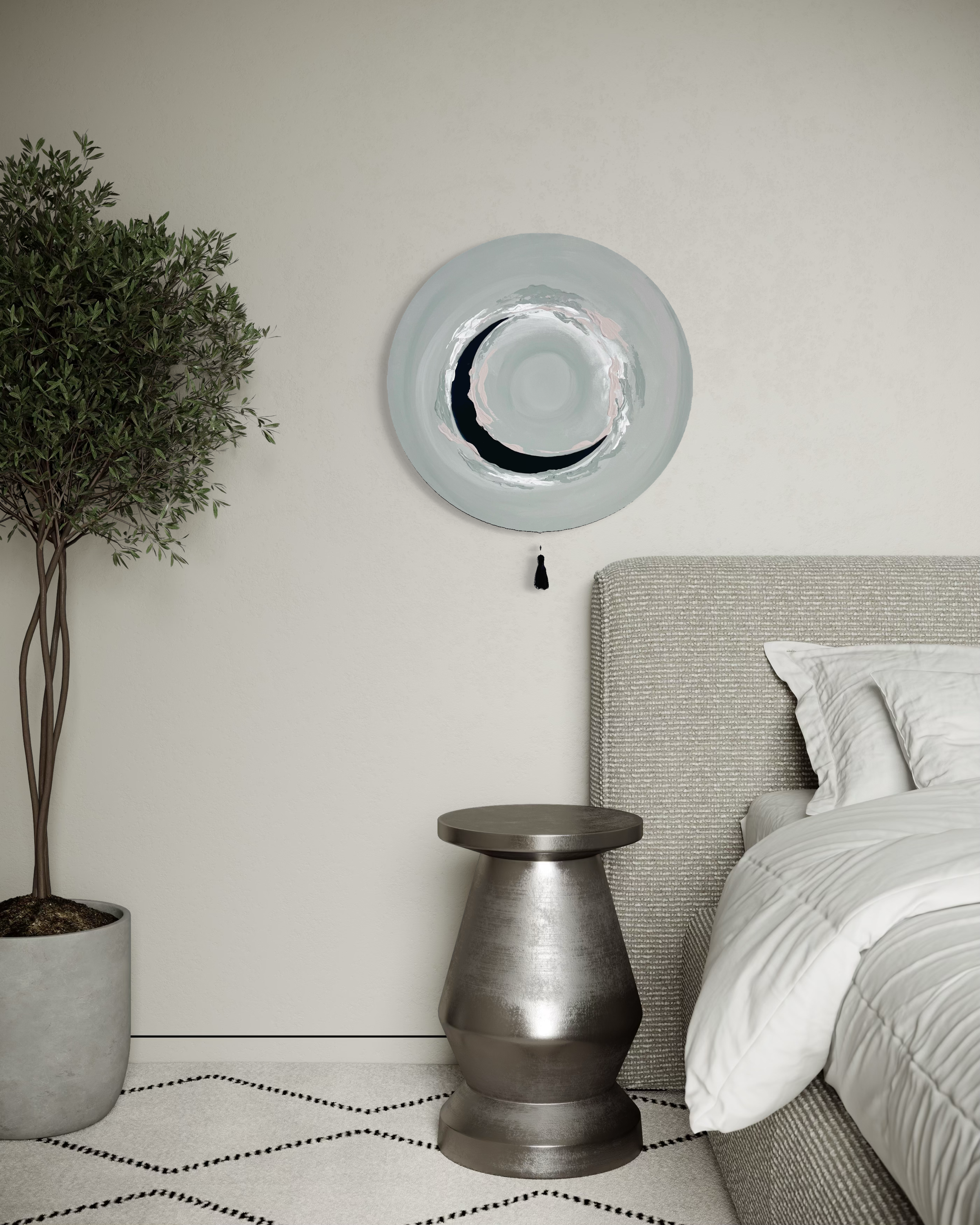 Kunstwerk Nadine Elsner modern Wabi Sabi Art neben einem Bett an der Wand. Ruhige moderne Einrichtung