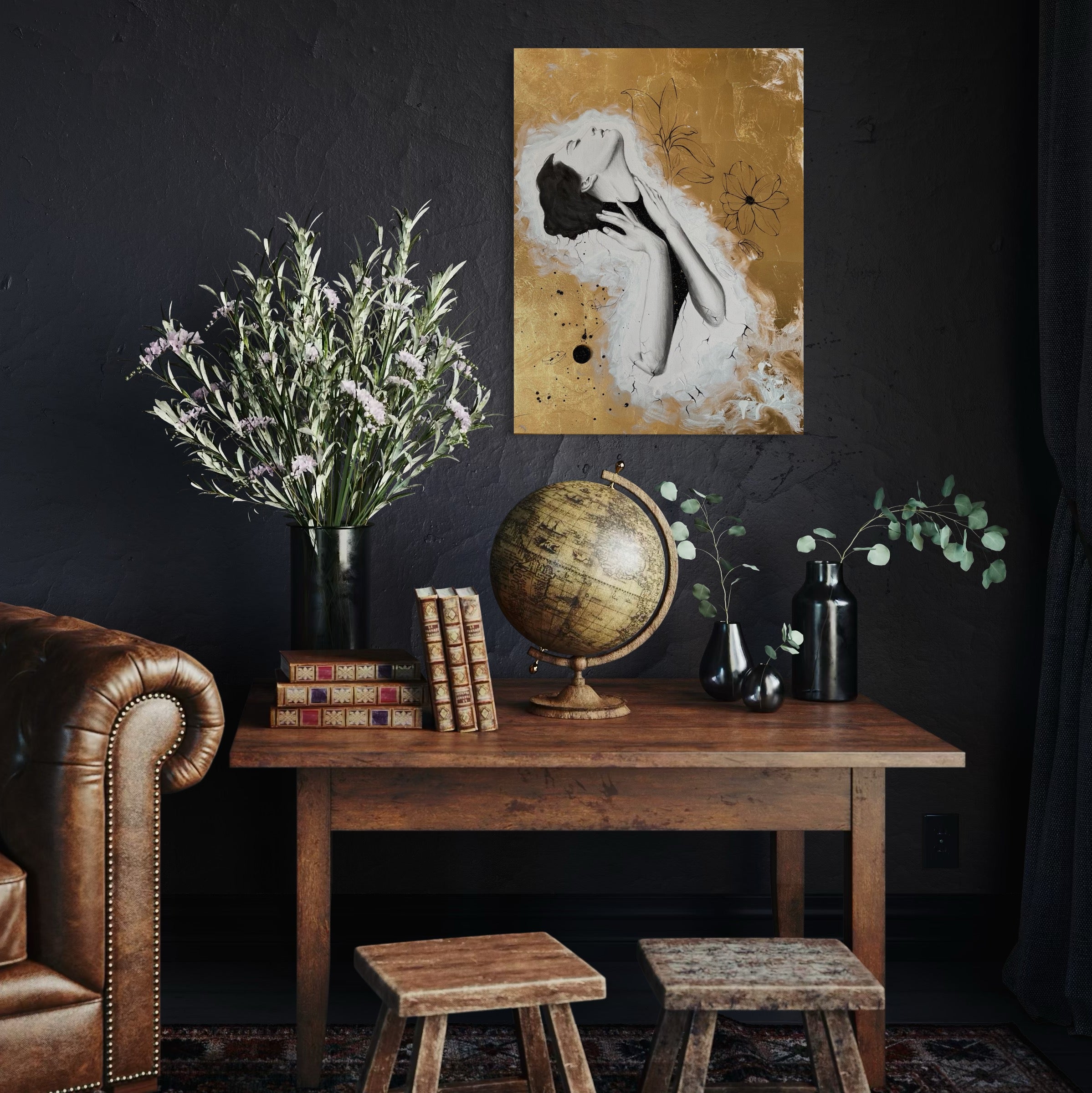 Kunstwerk roots Nadine Elsner Art. Das Werk hängt an einer schwarzen Wand. Der Raum ist rustikal modern eingerichtet mit schweren Holzmöbeln und einer Ledercouch. Auch die Vorhänge sind schwarz. Alles bringt das Gold des Werkes sehr schön zur Geltung. Die Zeichnung harmoniert mit der dunklen Raumgestaltung.