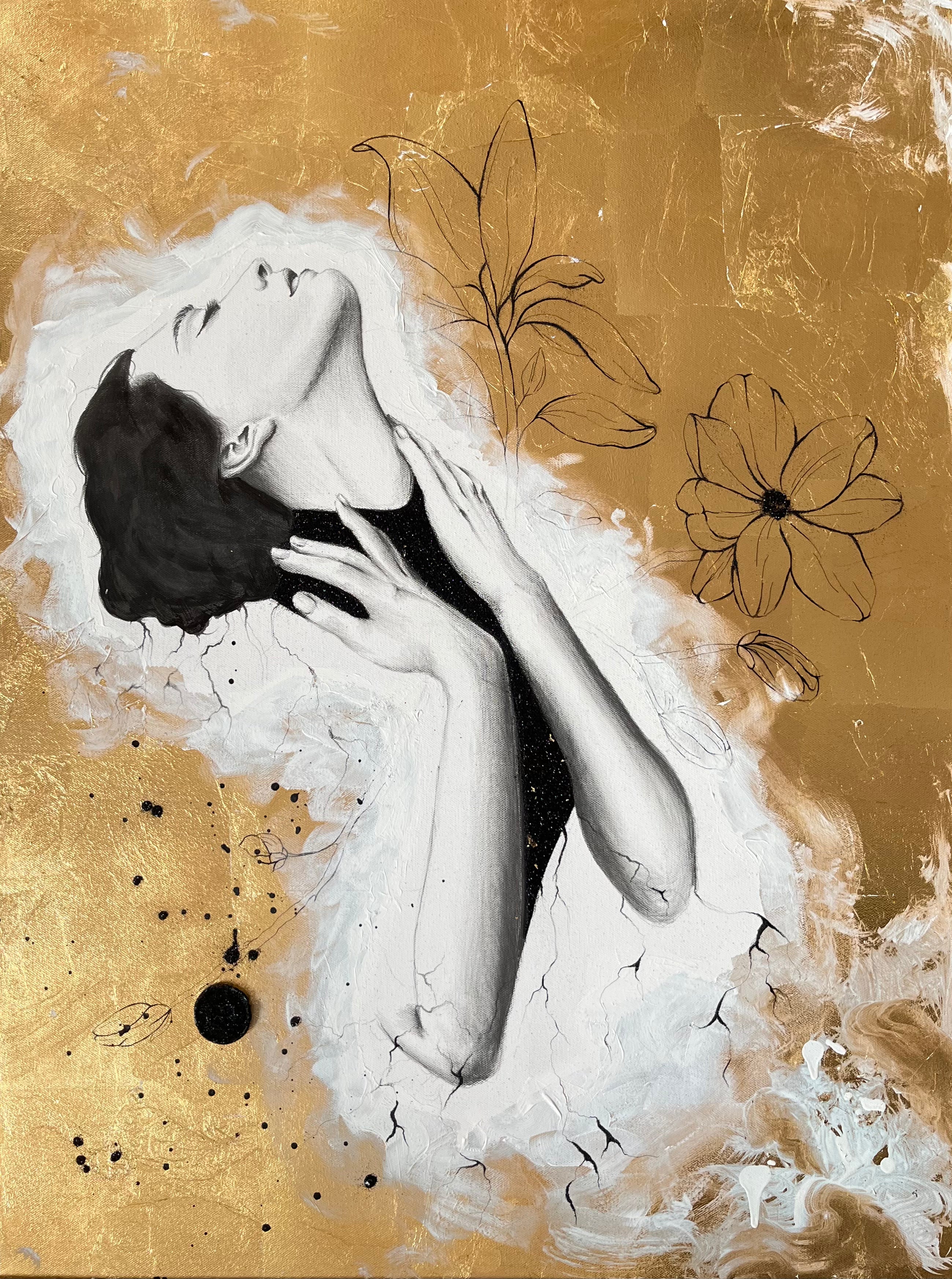 Kunstwerk roots Nadine Elsner Art. Zeichnung einer Frau auf Leinwand. Ihre Hände halten ihren Nacken. Der Kopf in den Nacken gelegt. Ein hingeben in inneres Vertrauen. Der Hintergrund ist in Blattgoldimitat gehalten. Die Frau ist umrandet von weißer Acrylfarbe. Ihr Pullover ist in schwarzem ganz feinem Glitzer gehalten, als würde sie das Universum in ihrem Herzen tragen. Auf dem Bild ist mein Logosigel in schwarz Glitzer.