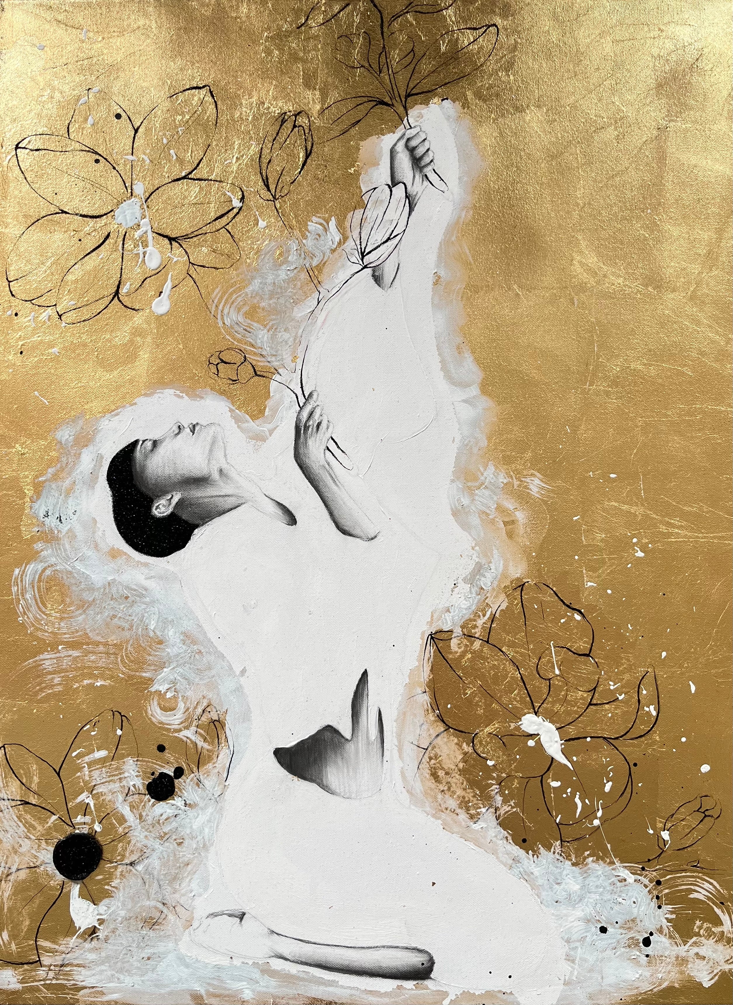 Kunstwerk trust Nadine Elsner Art. Zeichnung einer auf Ihren Füßen sitzenden Frau auf Leinwand. Ihre Hände hält sie hoch und Blumen im Fineline Stil darin. Der Hintergrund ist in Blattgoldimitat gehalten. Die Frau ist umrandet von weißer Acrylfarbe. Ihre Haare sind in schwarzem ganz feinem Glitzer gehalten, als würde sie das Universum mit sich tragen. Auf dem Bild ist mein Logosigel in schwarz Glitzer.