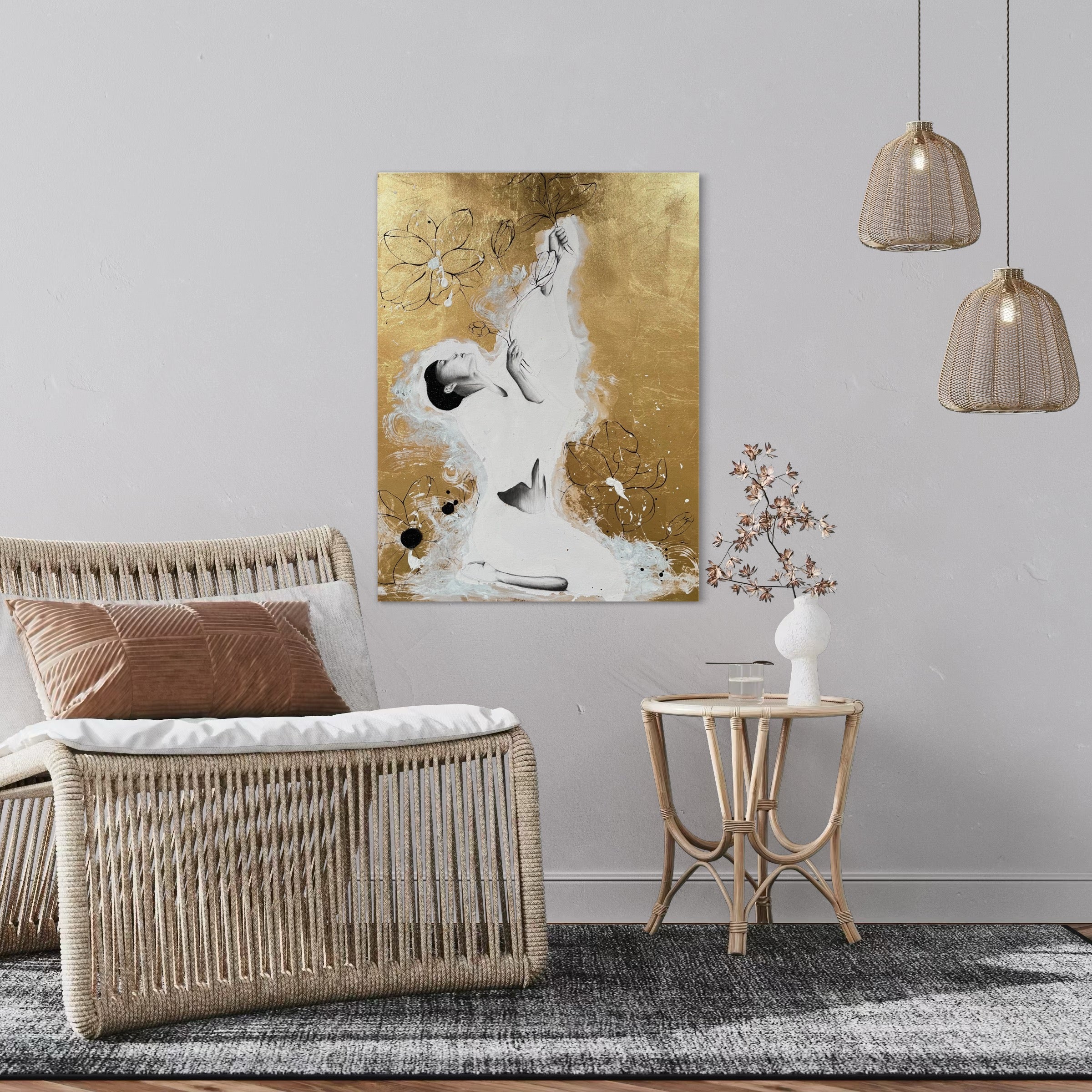 Kunstwerk trust Nadine Elsner Art. Das Werk hängt an einer weißen Wand. Der Raum ist hell. Vor dem Bild stehen ein moderner Rattanstuhl un Tisch. Von der Decke hängen moderne Lampen aus einem zarten Metallgeflecht.