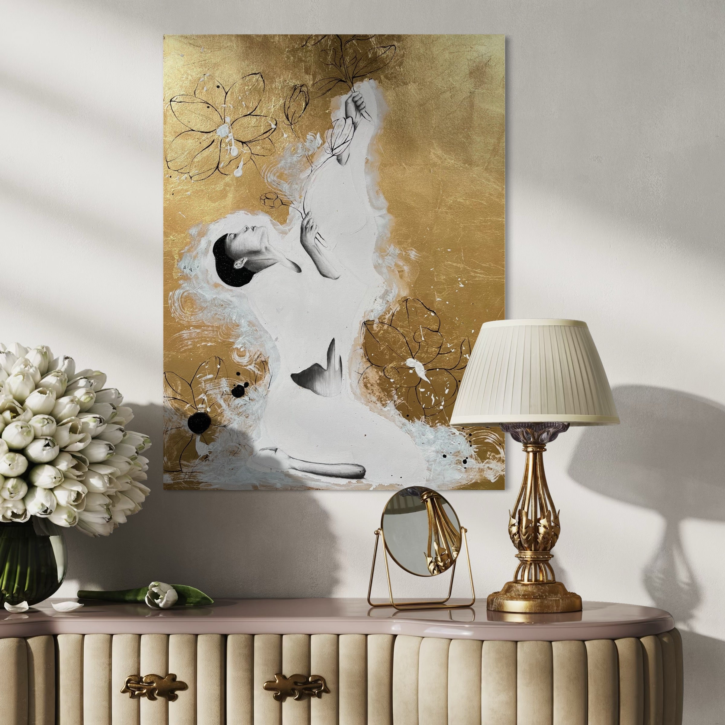 Kunstwerk trust Nadine Elsner Art. Das Werk hängt an einer weißen Wand über einer modernen Kommode. Die Deko hat Goldakzente, was wunderbar mit dem Bild harmoniert. 