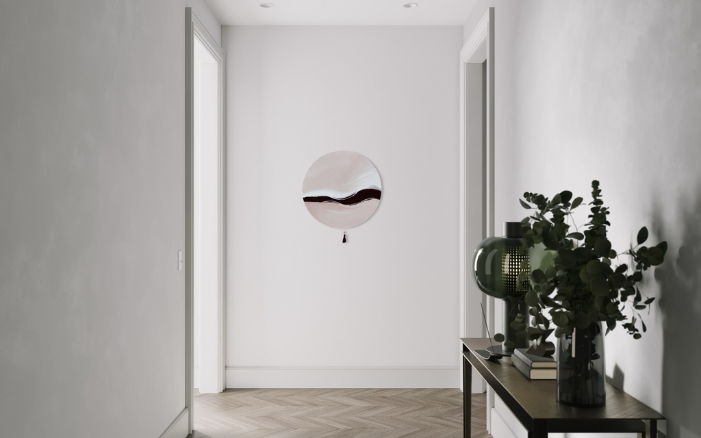 Kunstwerk warm wave Nadine Elsner modern Wabi Sabi Art. Das Werk hängt am Ende eines hellen Flures.