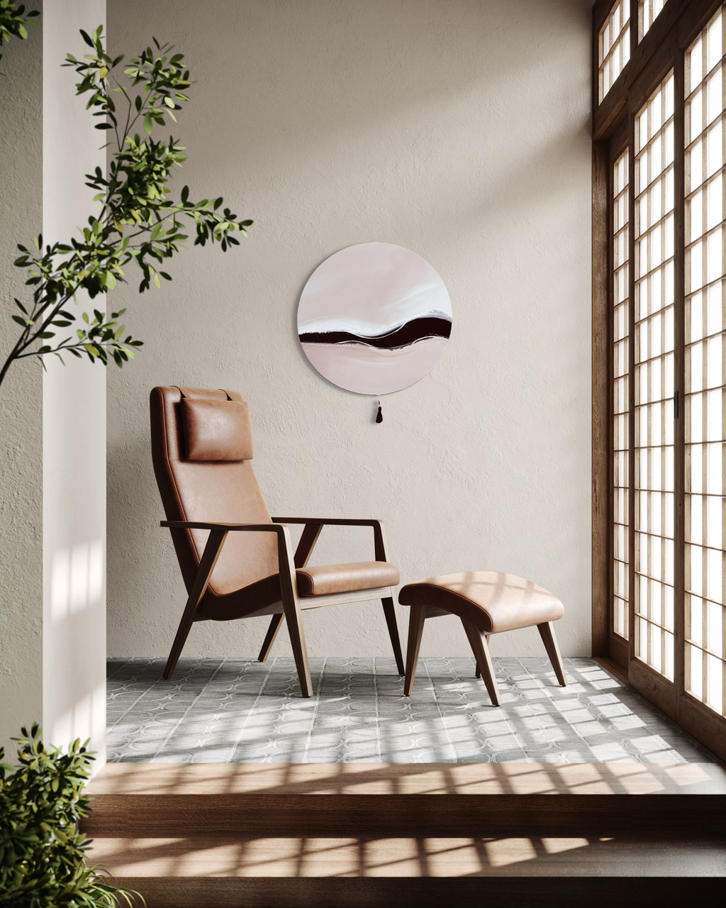 Kunstwerk warm wave Nadine Elsner modern Wabi Sabi Art. Das Werk hängt an einer beigen Wand. Holz und Grün bestimmen weiter die Harmonie des Raumes. Ein Lederstuhl mit Fußhocker stehen vor dem Bild. Sie schauen in Richtung einer Schiebetür, die einen japanischen Stil hat.