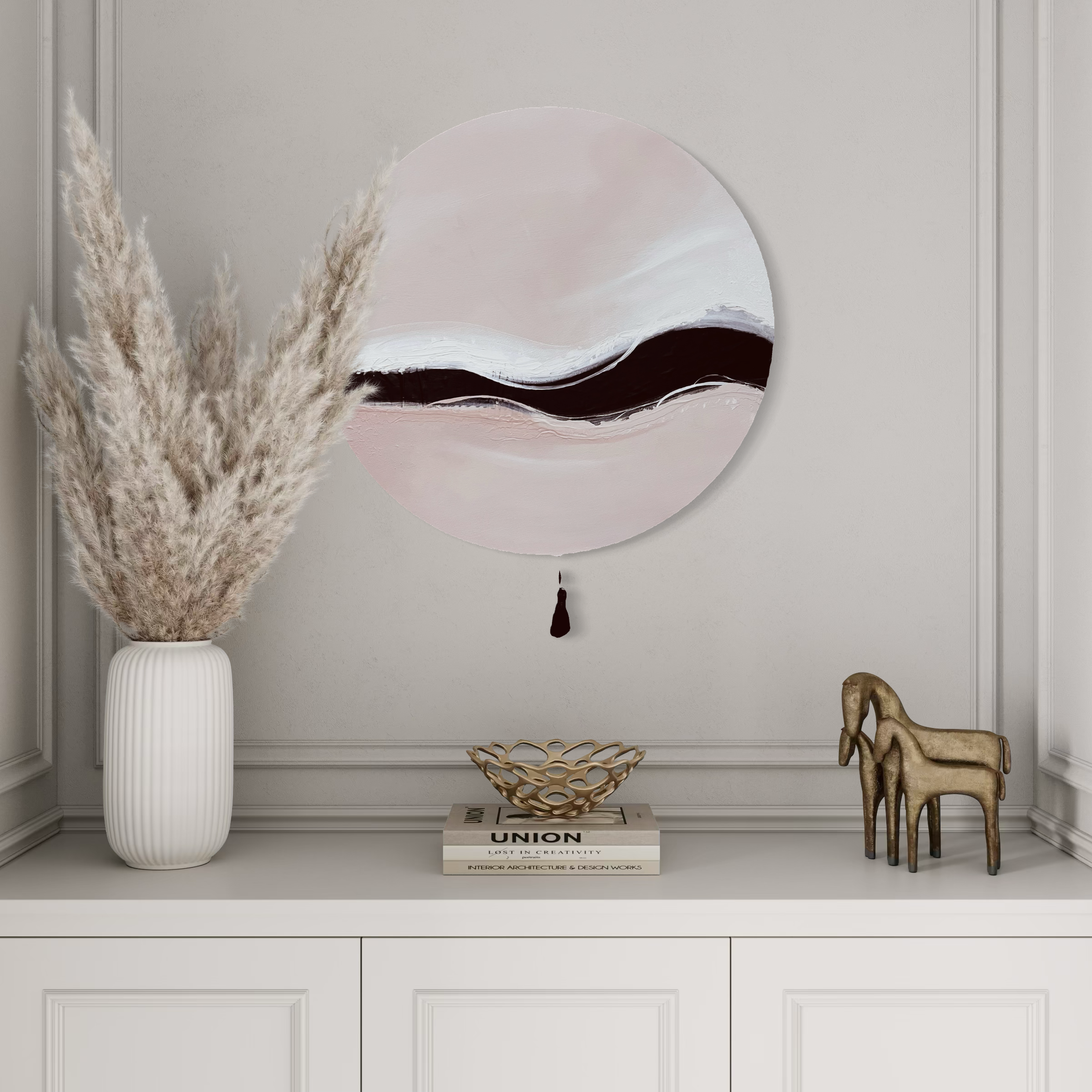 Kunstwerk warm wave Nadine Elsner modern Wabi Sabi Art. Das Werk hängt in einer kleinen hellen Nische über einer Kommode. Davor stehen eine weiße Vase mit Gräsern drin und kleine goldene Dekopferde. Wie auch eine goldene Schale, die auf liegenden Büchern steht