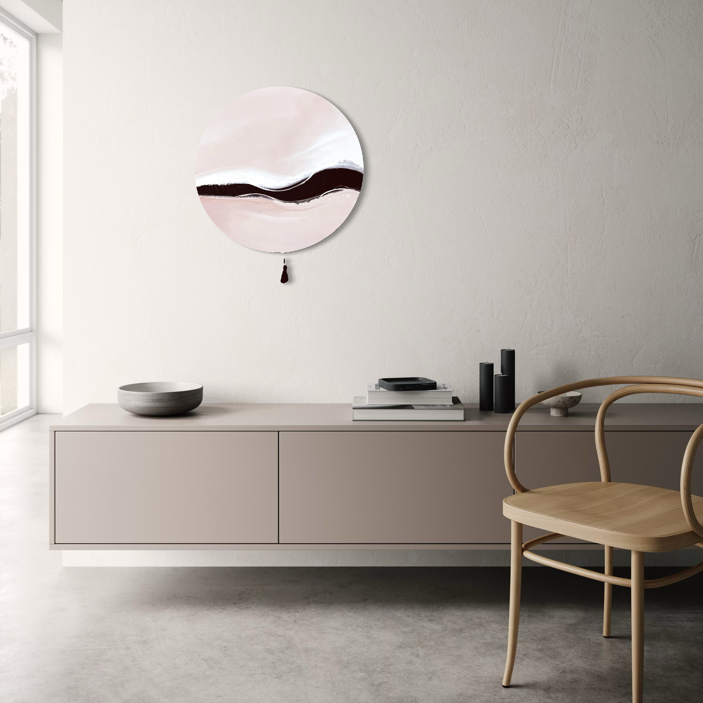 Kunstwerk warm wave Nadine Elsner modern Wabi Sabi Art. Das Bild hängt über einem schwebenden Sideboard in nude Ton. Der Raum ist hell und schön erdig schlicht. Dunkle Deko auf dem Sideboard bildet in Harmonie mit dem Bild einen schönen Kontrast.