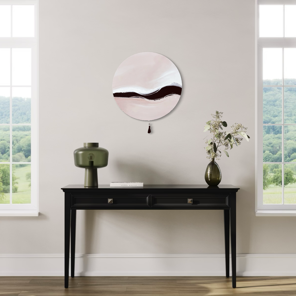 Kunstwerk warm wave Nadine Elsner modern Wabi Sabi Art. Das Werk hängt über einem Tischchen an der Wand. Links und rechts sind helle Fenster und ein Blick in die Natur. Die dunkelgrüne Deko harmoniert nicht nur mit dem Raum und Ausblick. Sie harmoniert auch wunderbar mit dem zarten rosé nude Ton des Bildes. Die Form der Welle aus Kunstleder in dem Bild, gibt nicht nur ihm Kontrast, sondern fügt sich wunderschön in die Einrichtung ein.