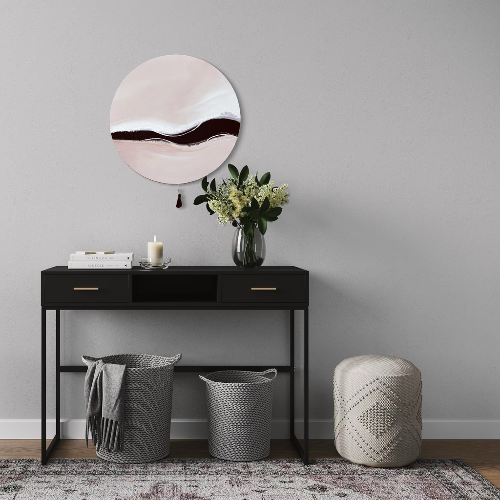 Kunstwerk warm wave Nadine Elsner modern Wabi Sabi Art. Das Werk hängt an einer hellgrauen Wand über einem schmalen, modernen Sideboard. Darunter und daneben stehen graue Körbe und ein beiger Pouf. 