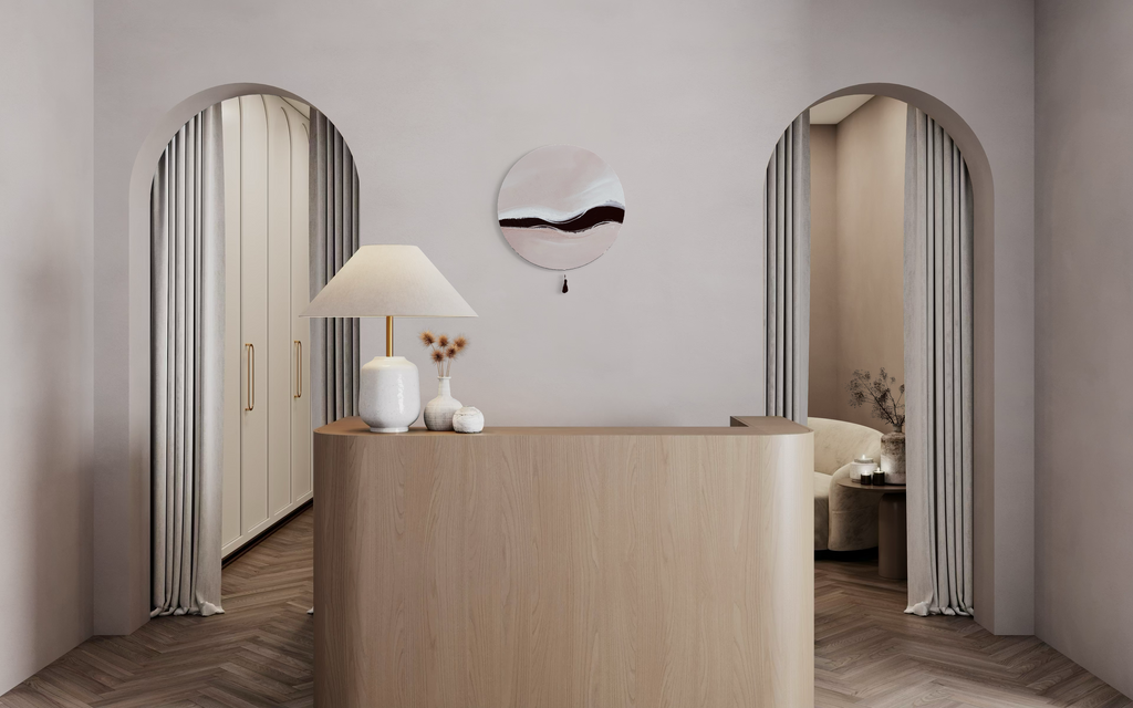 Kunstwerk warm wave Nadine Elsner modern Wabi Sabi Art. Das Werk hängt im Hintergrund eines Empfangs eines Salons. Links und rechts neben ihm befinden sich Durchgänge in Form von Rundbögen, was sehr harmonisch mit der Form der Leinwand ist.