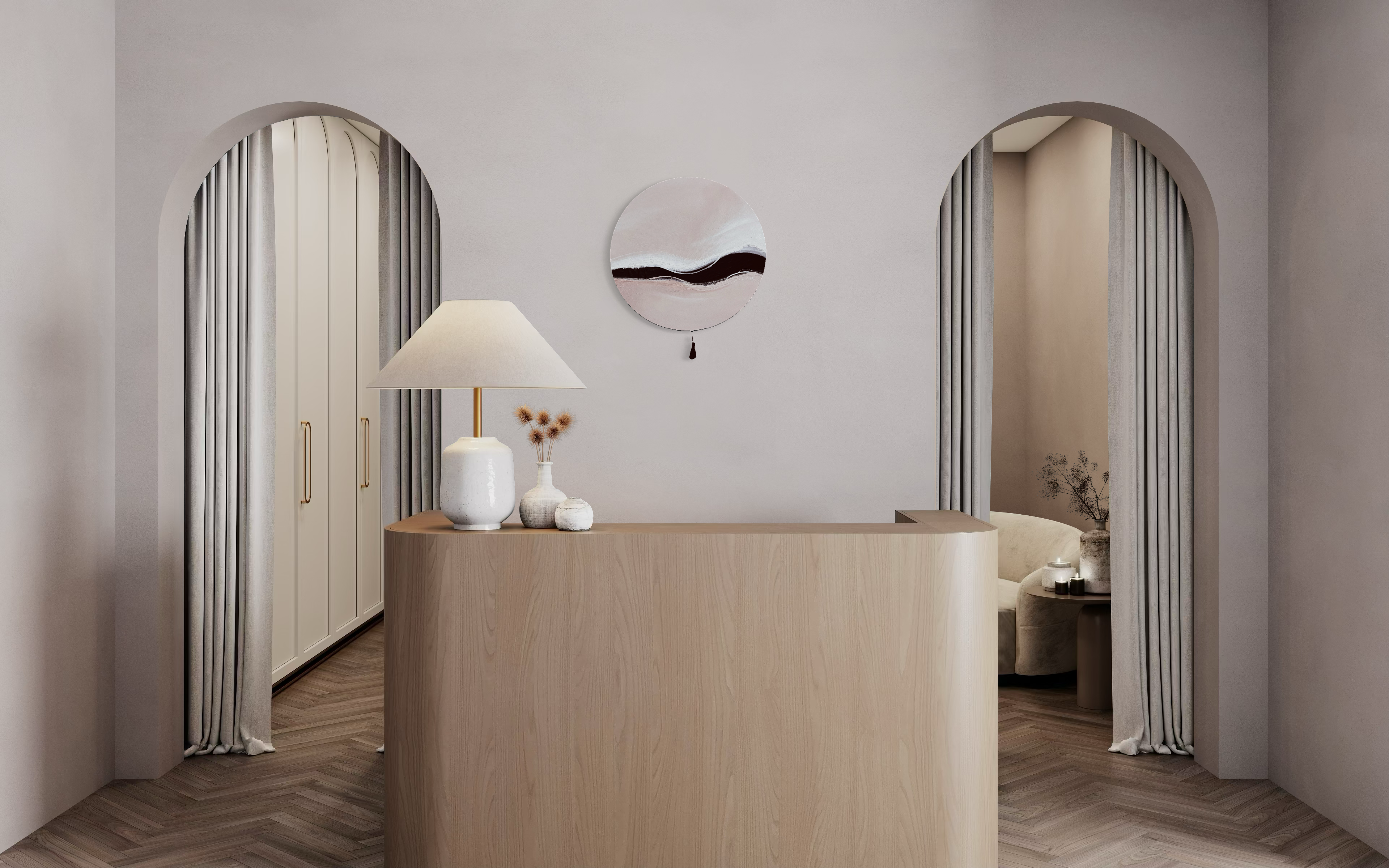 Kunstwerk warm wave Nadine Elsner modern Wabi Sabi Art. Das Werk hängt im Hintergrund eines Empfangs eines Salons. Links und rechts neben ihm befinden sich Durchgänge in Form von Rundbögen, was sehr harmonisch mit der Form der Leinwand ist.