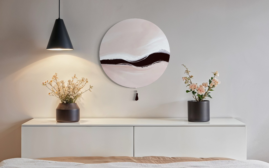 Kunstwerk warm wave Nadine Elsner modern Wabi Sabi Art. Das Werk hängt über eine Kommode an der Wand gegenüber eines Bettes. Links und rechts stehen dunkle Vasen mit hellen Blumen. Eine dunkle Lampe links hängend rundet das Bild ab.