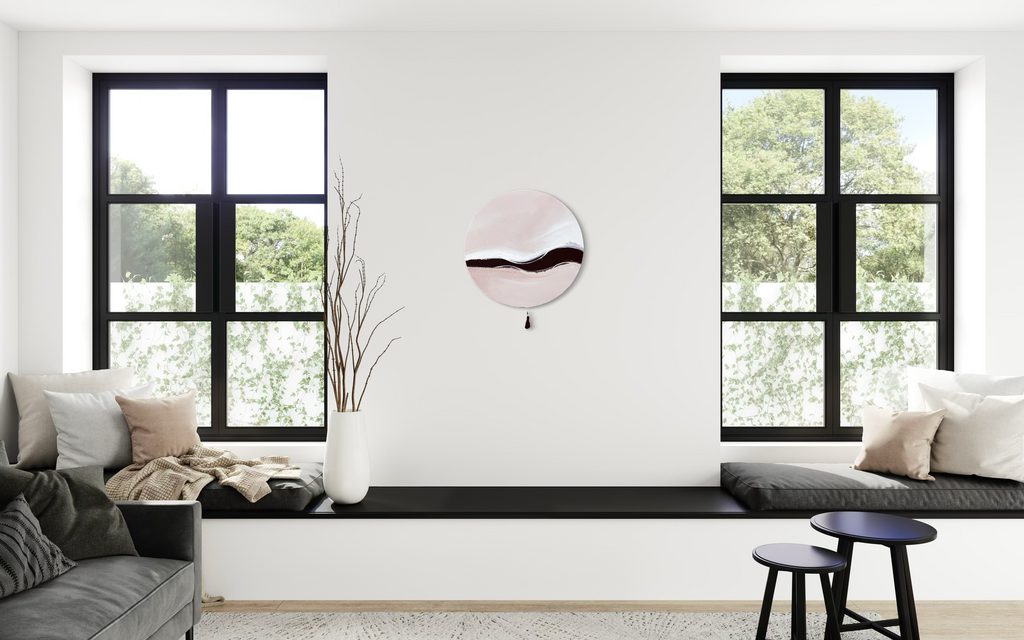 Kunstwerk warm wave Nadine Elsner modern Wabi Sabi Art. Das Werk hängt mittig zwischen 2 Fenstern. Der Raum ist schön hell. Die Wände weiß. Die Fensterrahmen und Einrichtung ist dunkel beige gehalten.