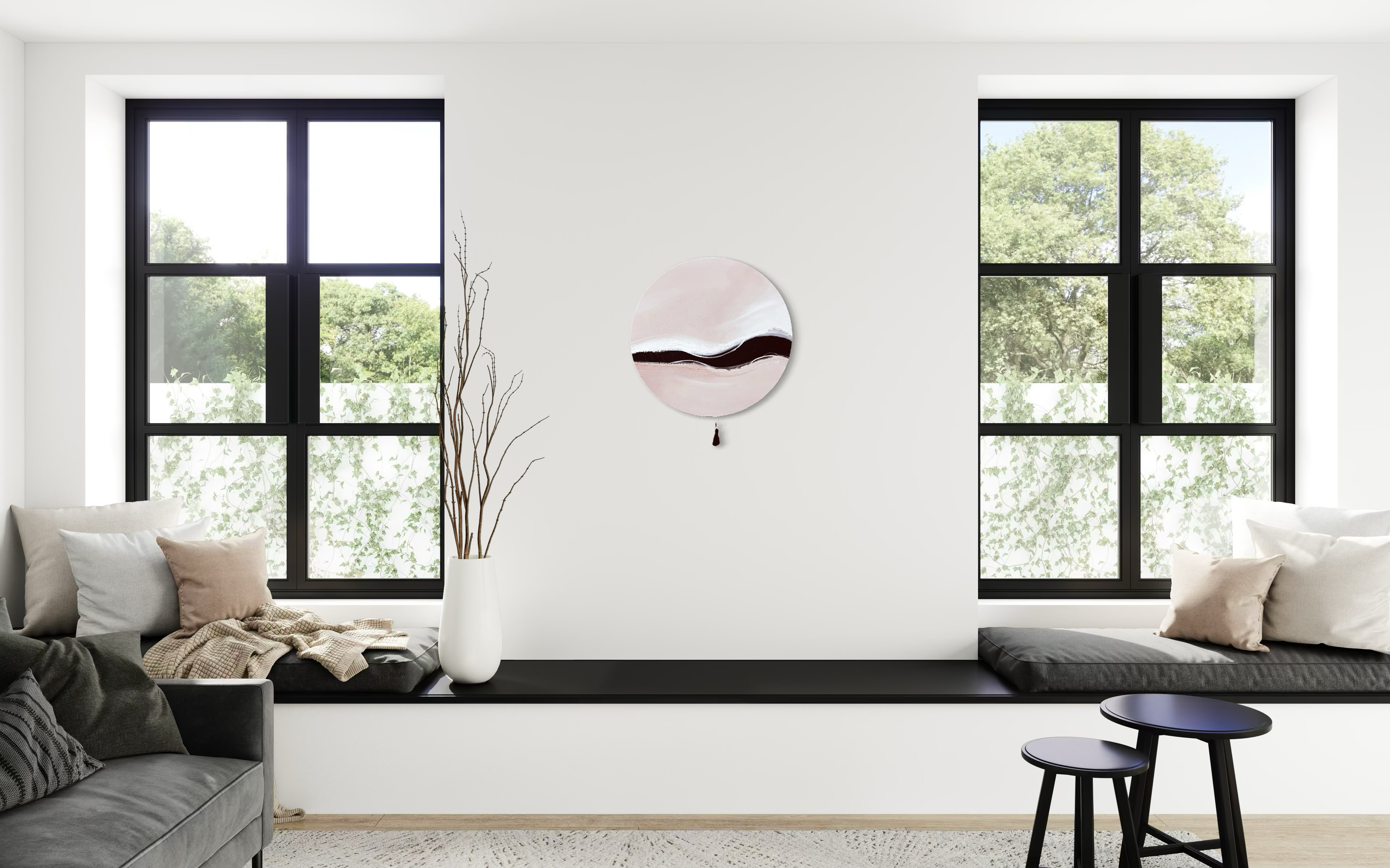 Kunstwerk warm wave Nadine Elsner modern Wabi Sabi Art. Das Werk hängt mittig zwischen 2 Fenstern. Der Raum ist schön hell. Die Wände weiß. Die Fensterrahmen und Einrichtung ist dunkel beige gehalten.