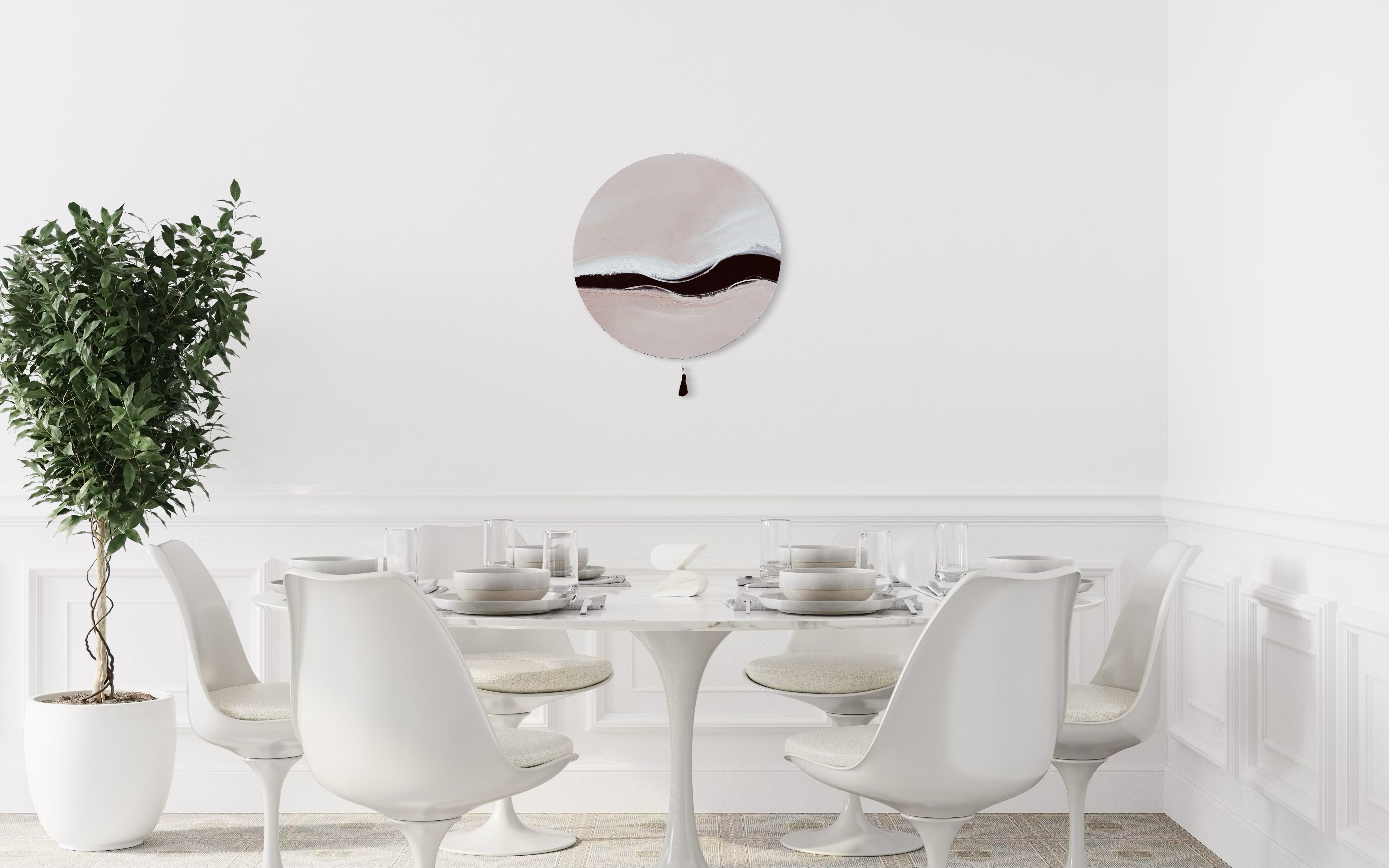 Kunstwerk warm wave Nadine Elsner modern Wabi Sabi Art. Das Werk hängt an der Wand gegenüber eines runden, modernen Esstisches. Links neben ihm steht ein Bäumchen.