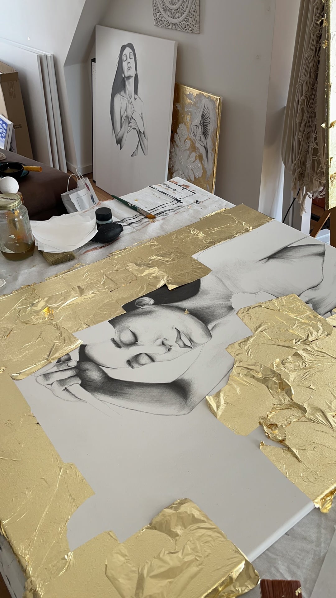 Video Kunstwerk courage Nadine Elsner Art. Einblick ins Atelier während der Vergoldung mit Blattgoldimitat.