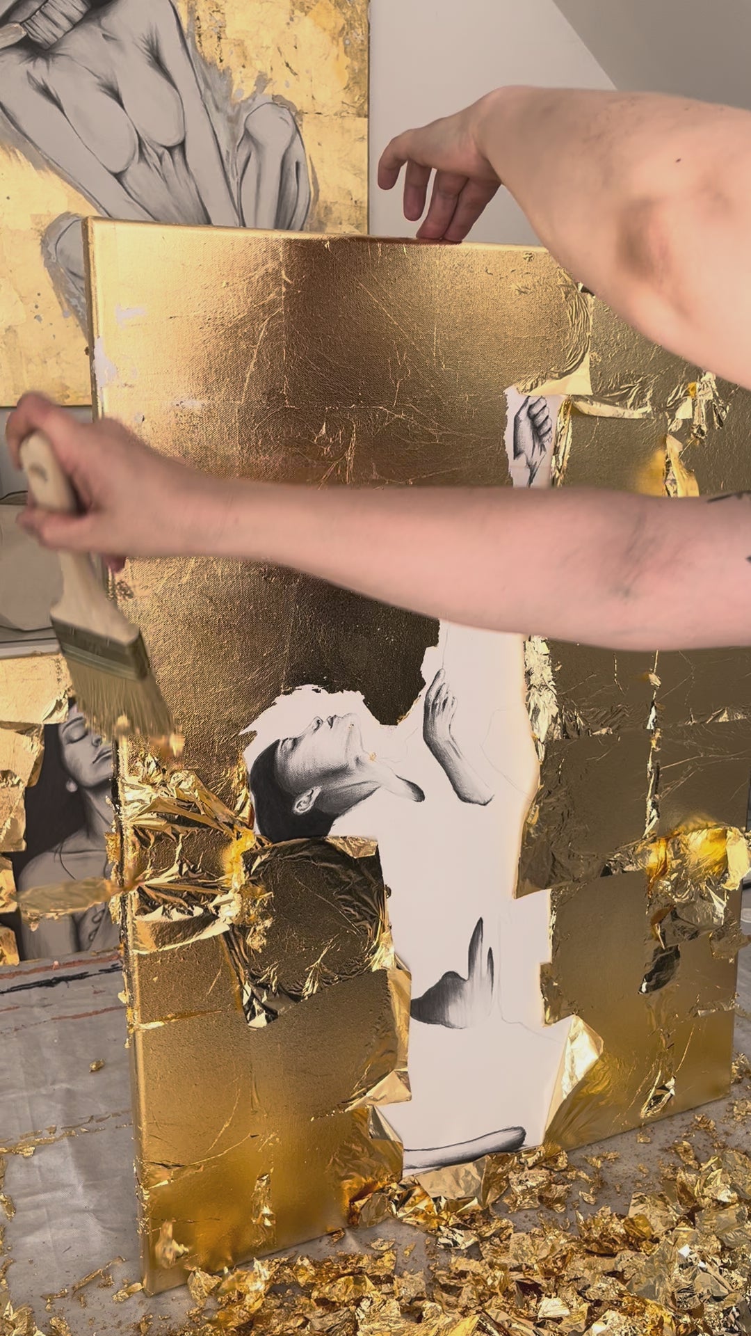 Video Kunstwerk trust Nadine Elsner Art. Überschüssiges Blattgold wird vom Bild gestrichen.