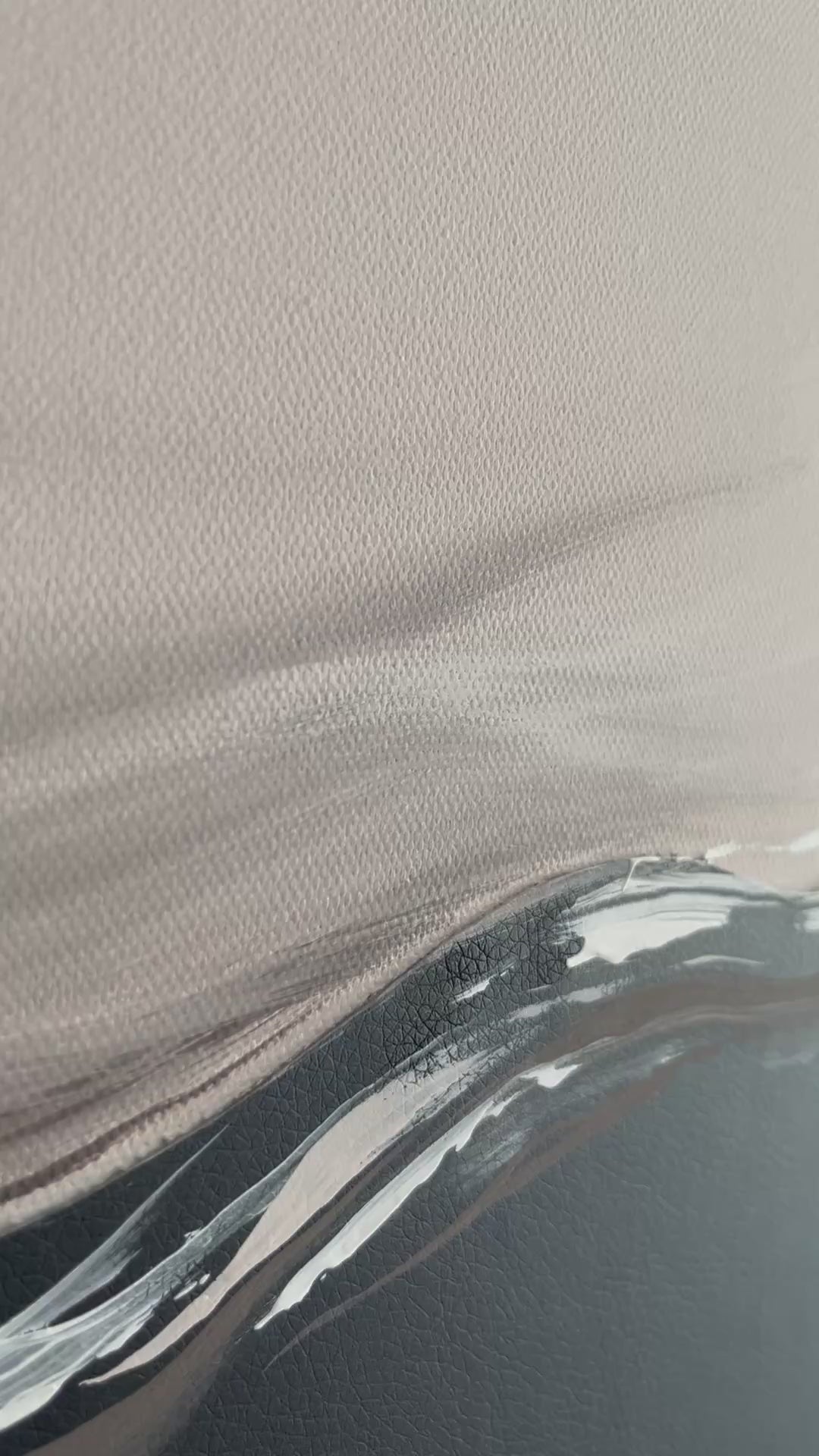 Video Kunstwerk gentle touch Nadine Elsner modern Wabi Sabi Art. Eine Berührung mit der Fingerspitze entlang der Wellen des Kunstleders.