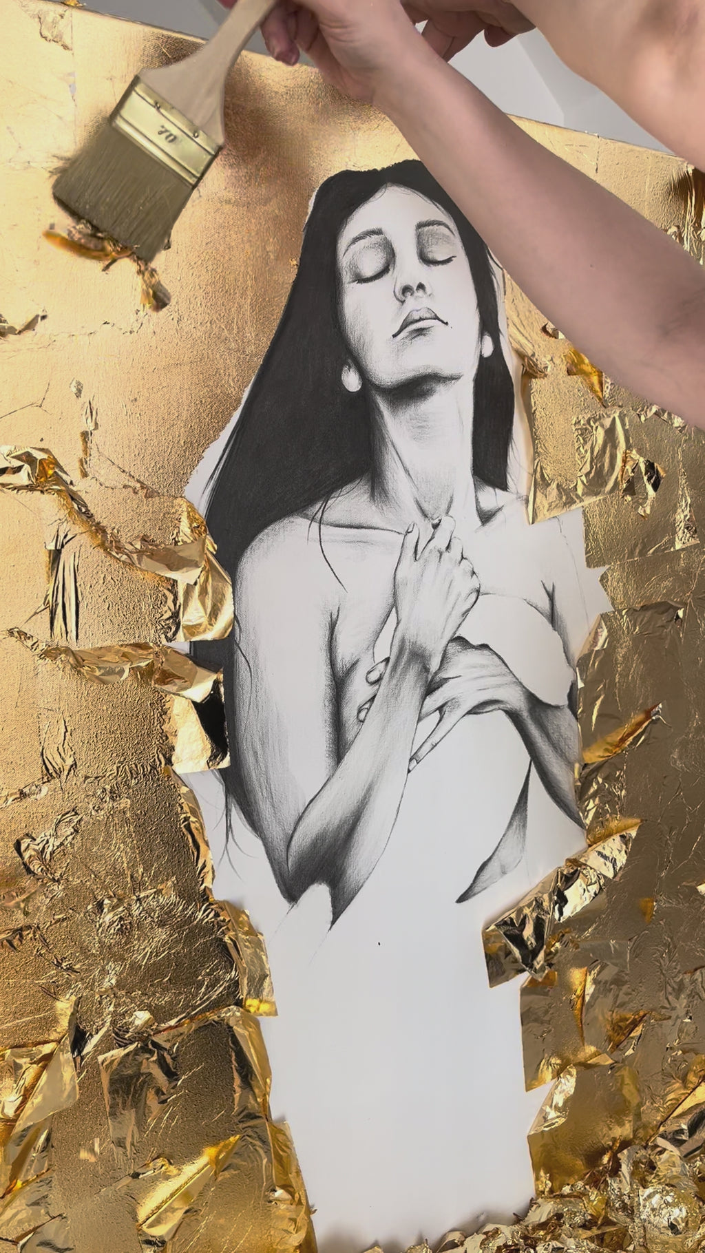 Video Nadine Elsner Art Detailaufnahme bei Blattgoldimitat abstreichen vom Werk Homecoming.