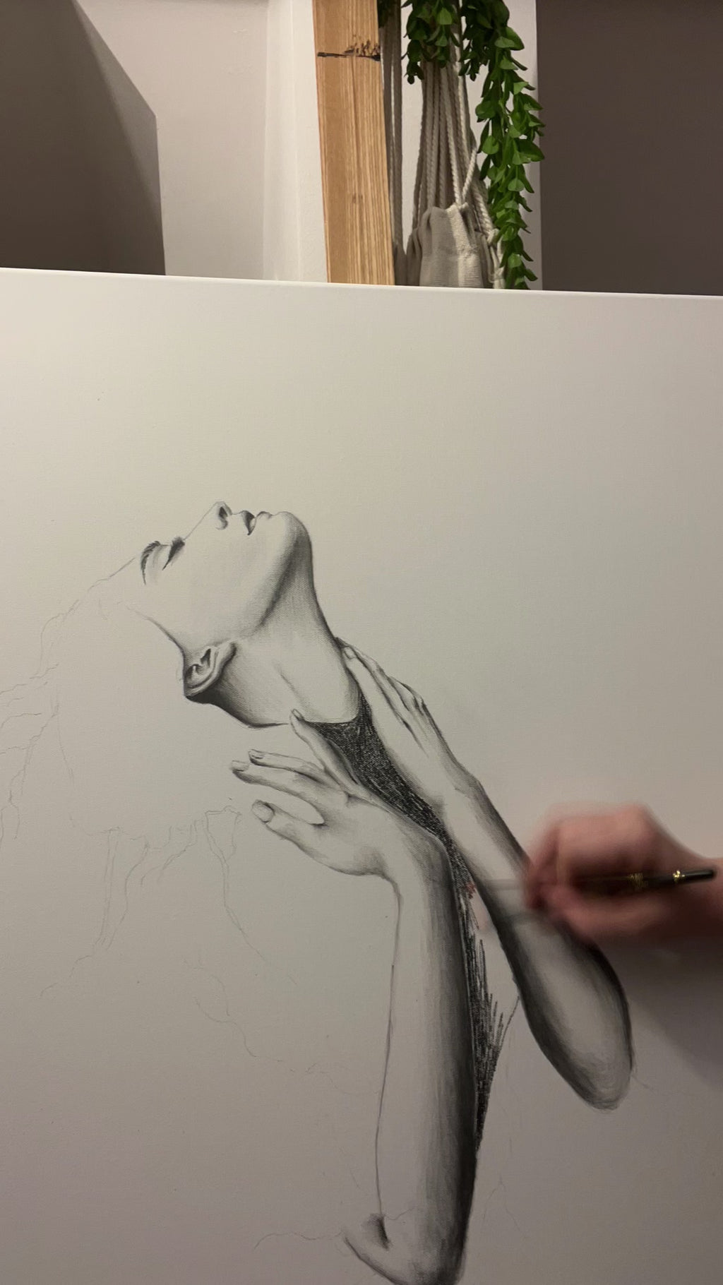 Video Kunstwerk Roots Nadine Elsner Art. Das Werk während der Entstehung. Die Frau wird auf die Leinwand gezeichnet.