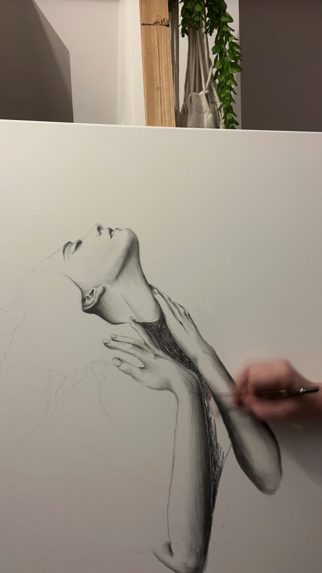 Video Kunstwerk Roots Nadine Elsner Art. Das Werk während der Entstehung. Die Frau wird auf die Leinwand gezeichnet.