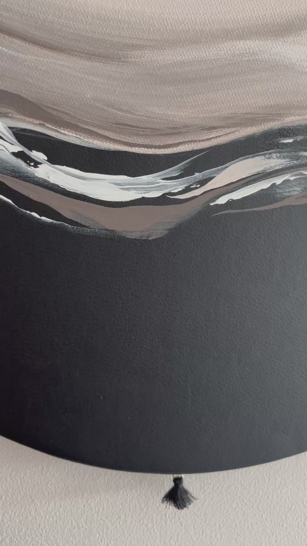 Video Kunstwerk gentle touch. Sanfte Berührung des weichen Kunstleders. Nadine Elsner modern Wabi Sabi Art.