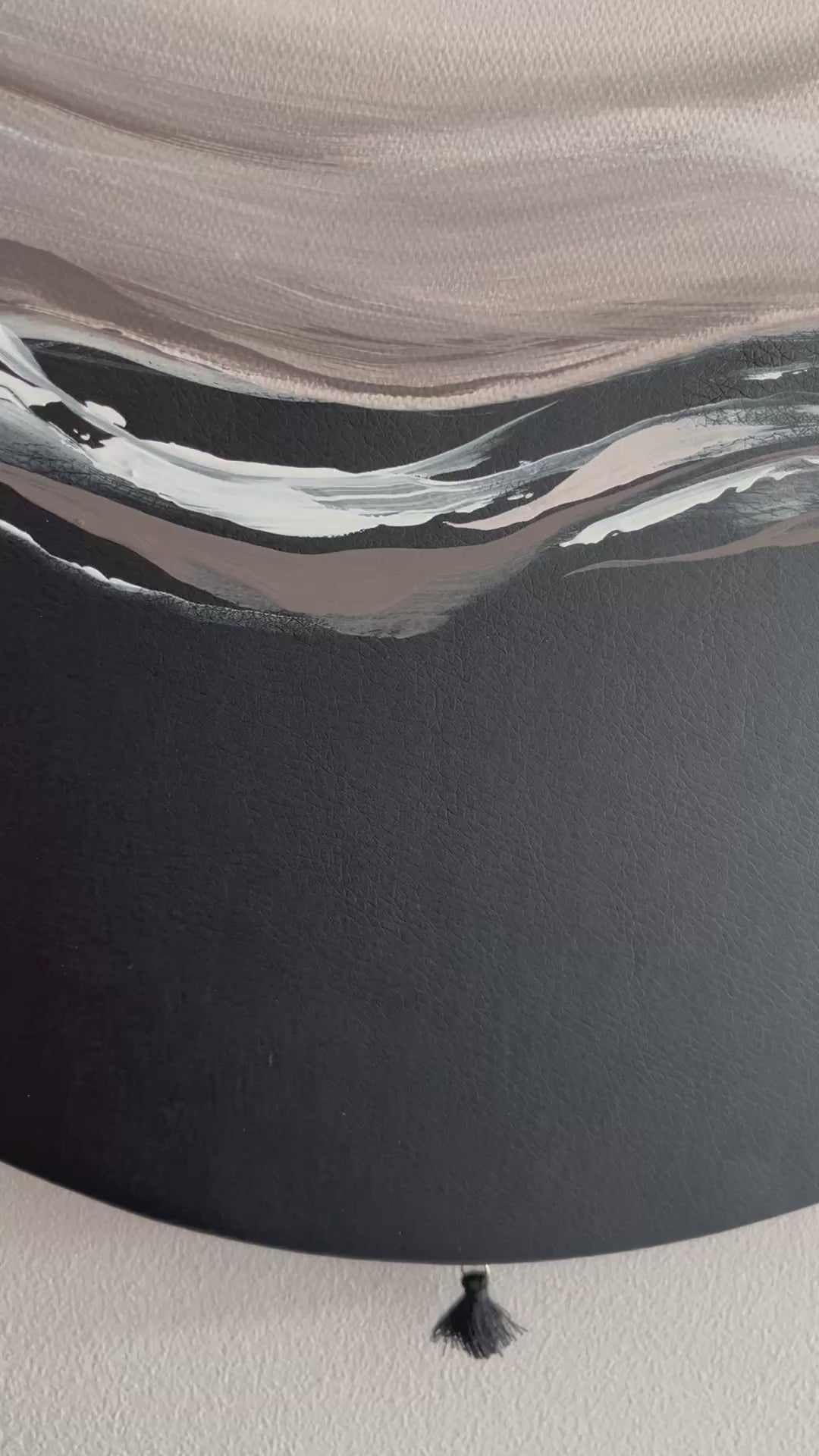 Video Kunstwerk gentle touch. Sanfte Berührung des weichen Kunstleders. Nadine Elsner modern Wabi Sabi Art.