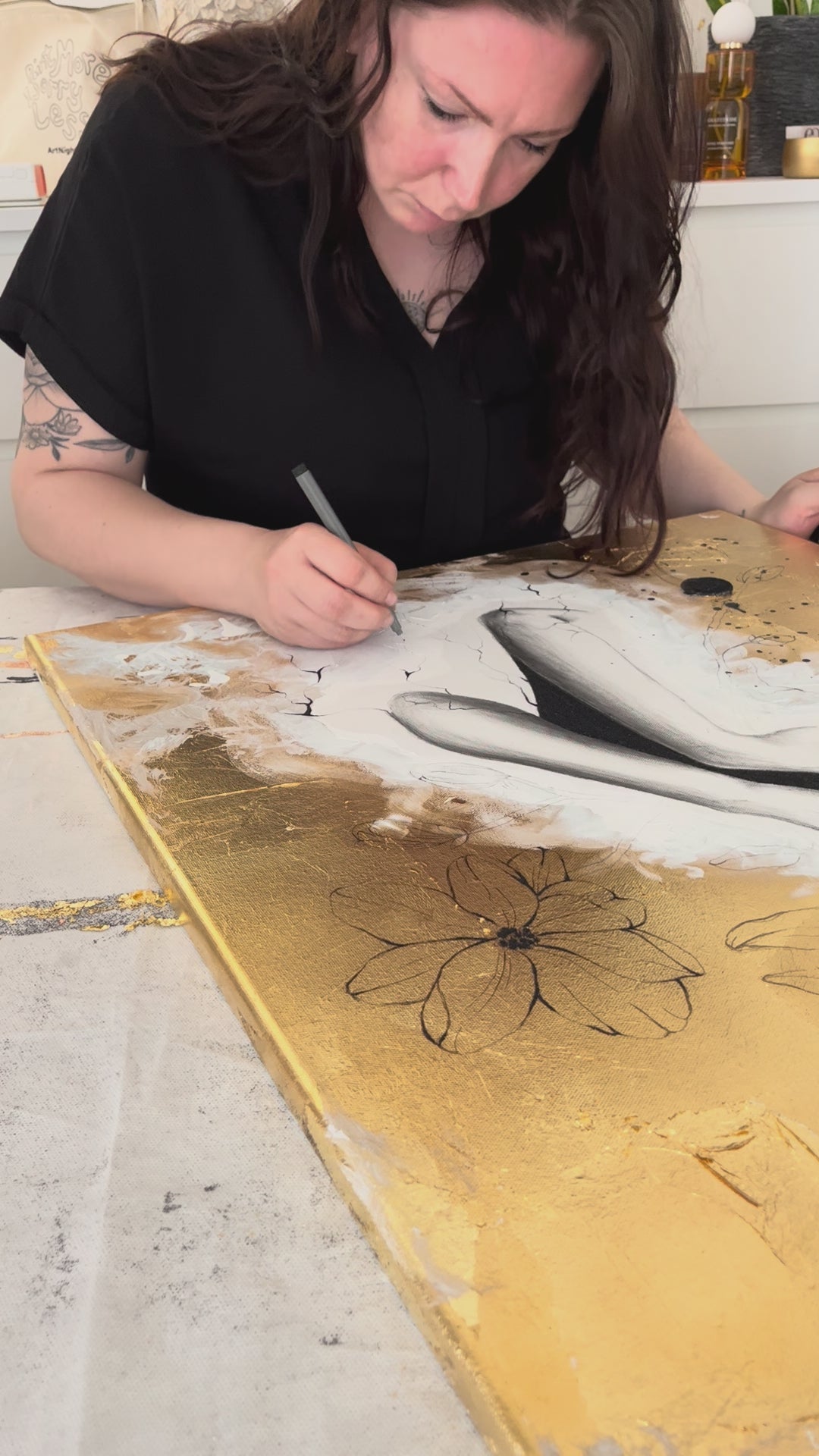 Video Kunstwerk roots Nadine Elsner Art. Nadine zeichnet gerade die Details des Werkes. Hier die feinen Linien der Wurzeln.